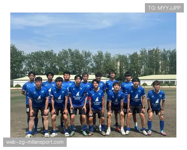 足球队长赛后采访中途让记者等一下，跑回去帮工作人员收拾球网